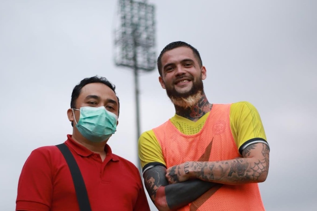 Diego Michiels (kanan) bergabung dengan tim Arema FC di Bogor pada Senin (13/9/2021). (MO Arema FC)