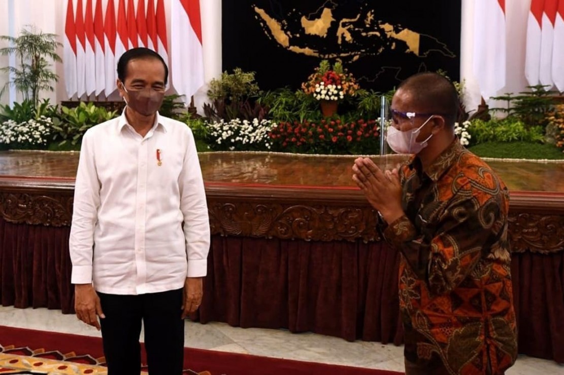 Saat Jokowi Bertemu Suroto, Peternak Ayam Blitar yang Nekat Bentangkan Poster