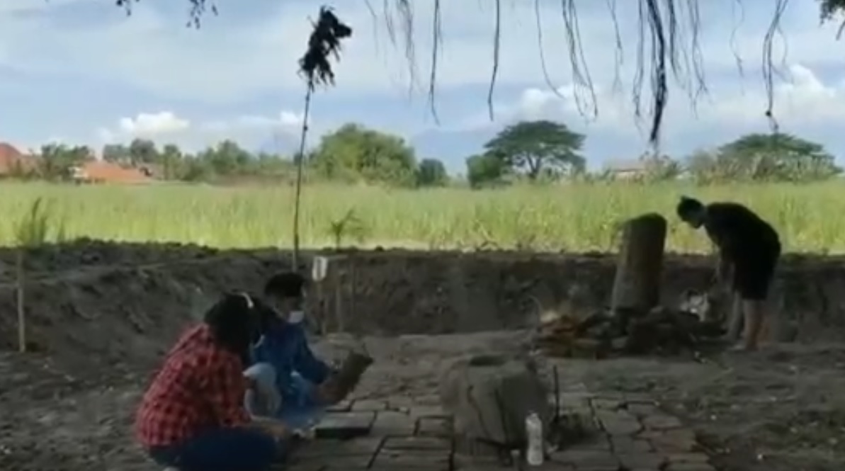 Tumpukan batu bata, lumpang hingga koin kuno ditemukan saat penggalian kolam di Gresik (Foto / Metro TV)