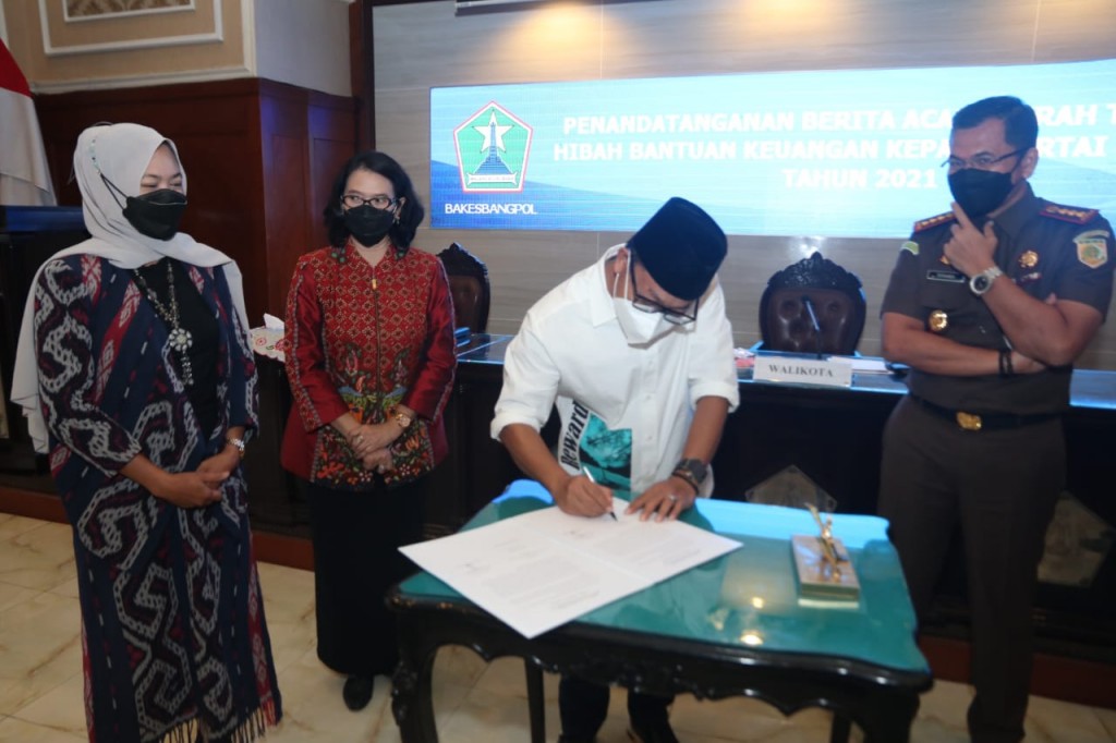 Pemerintah Kota (Pemkot) Malang memberikan hibah bantuan keuangan kepada partai politik (parpol) di Kota Malang, Jawa Timur, Kamis 16 September 2021/Humas Pemkot Malang.