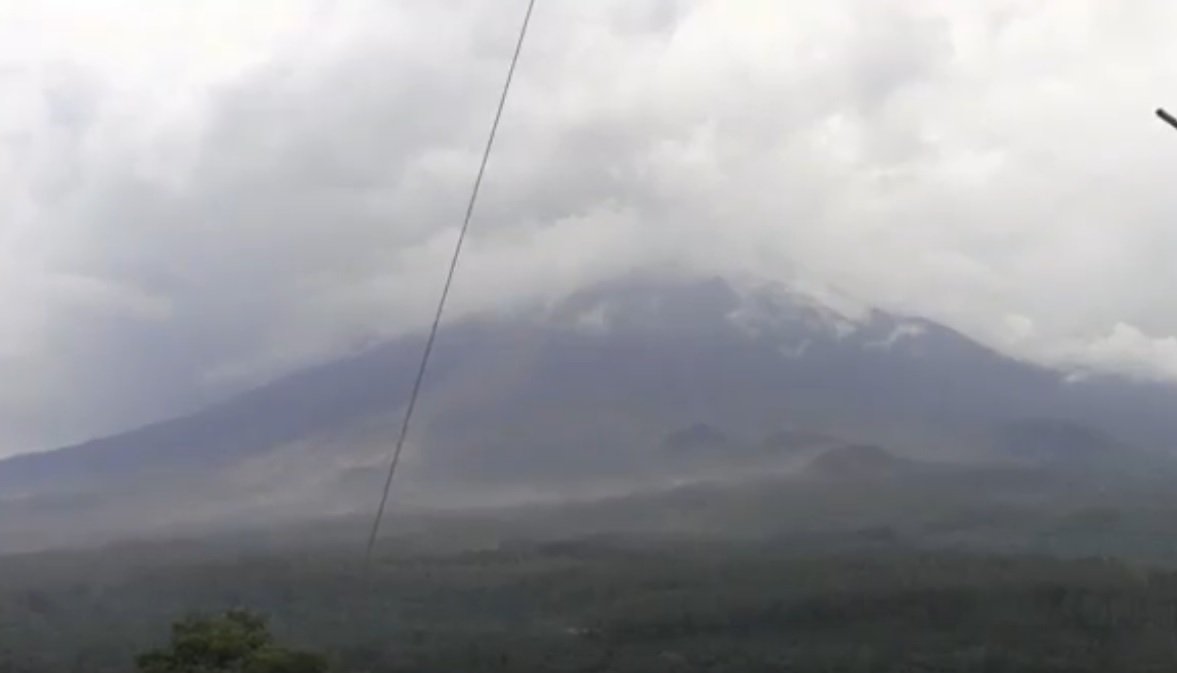Gunung Semeru terpantau dari Pos Gunung Sawur, Desa Sumber Wuluh, Kecamatan Candipuro. (metrotv)
