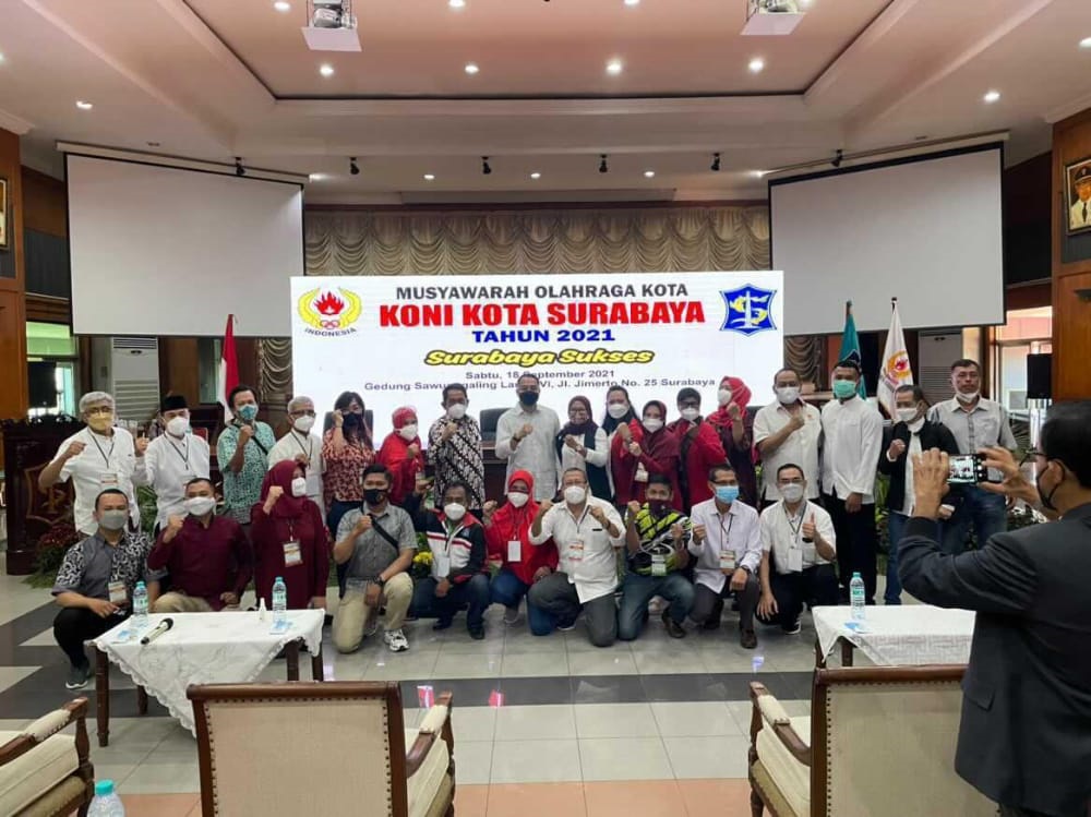 Hoslih Abdullah bersama peserta Musorkot KONI Surabaya. (ist)
