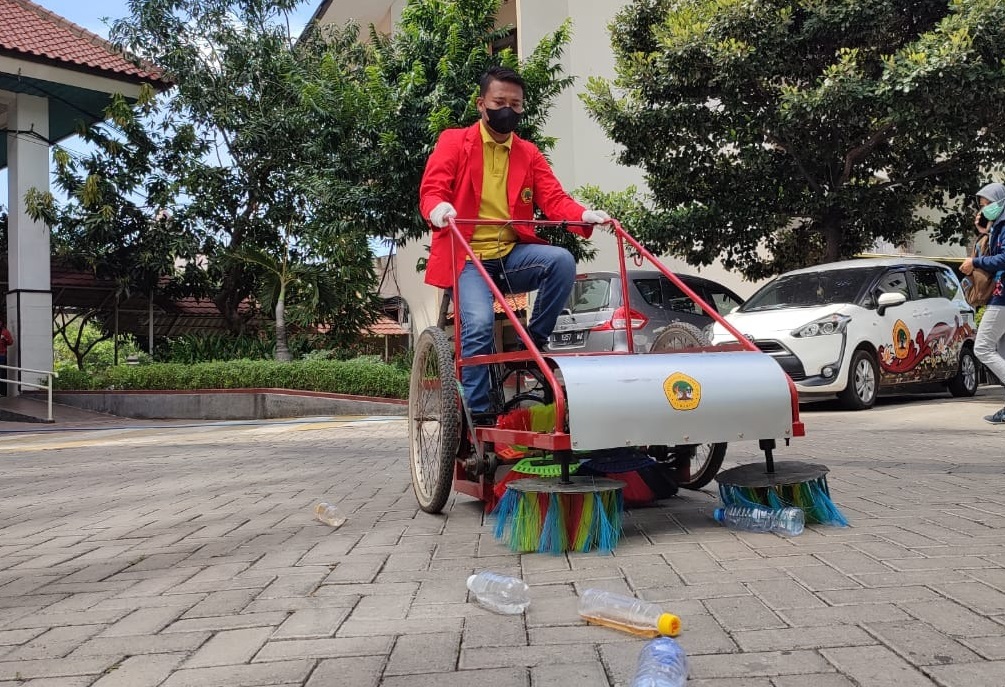 Mahasiswa Untag Ciptakan Sepeda Penyapu Sampah