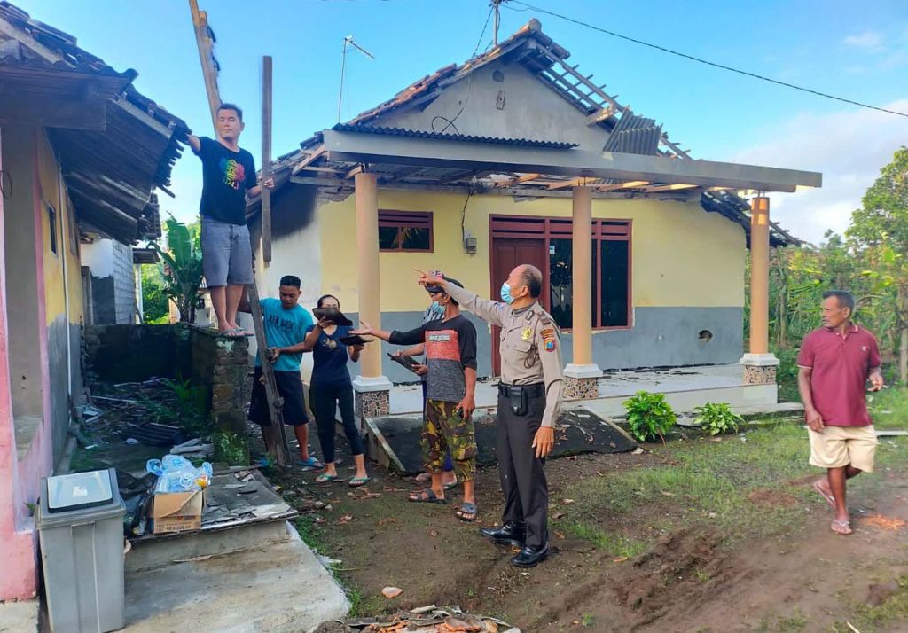 Polisi bersama TNI meninjau rumah warga yang rusak akibat puting beliung (Foto / Metro TV)