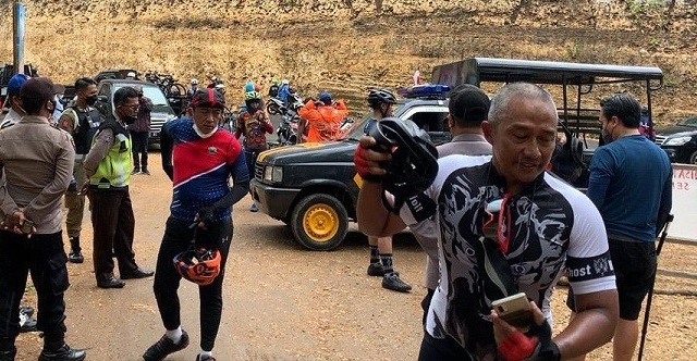 Tangkapan layar Walikota Malang, Sutiaji bersama rombongannya memaksa masuk Pantai Kondang Merak saat PPKM (Foto / Istimewa)