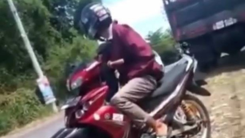 Viral pengendara motor ini onani di depan penjual susu kedelai di Gresik (Foto / istimewa)