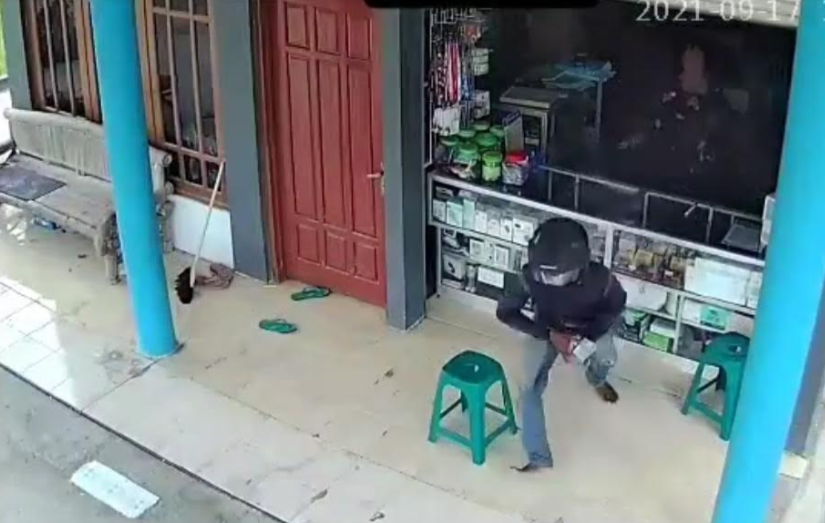 Pelaku pencurian di Tuban terekam CCTV (Foto / istimewa)