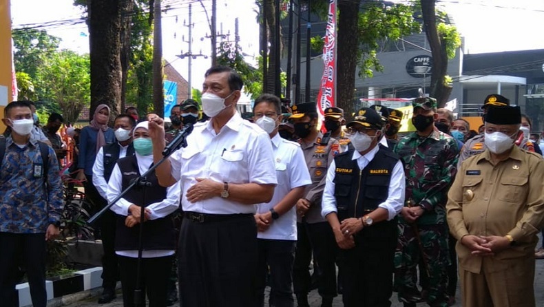 Menteri Koordinator (Menko) Kemaritiman dan Investasi (Marvest) Luhut Panjaitan memantau penanganan covid-19 di Malang (Foto / Metro TV)