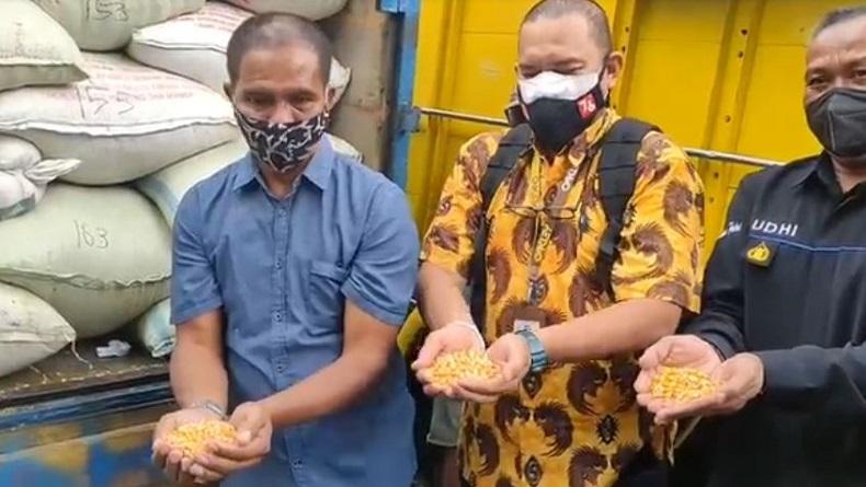 Suroto ditemui sekretaris pribadi Presiden Jokowi untuk menyerahkan bantuan 2 ton jagung untuk peternakannya (Foto / Metro TV) 