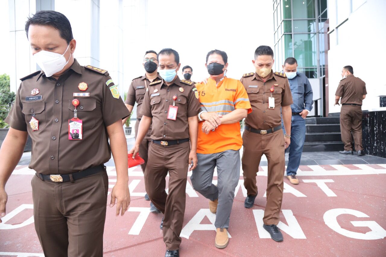 Tersangka AN ditahan penyidik Kejati Jatim usai diperiksa dalam kasus kredit fiktif Bank Jatim senilai Rp11 miliar (Foto / Metro TV)