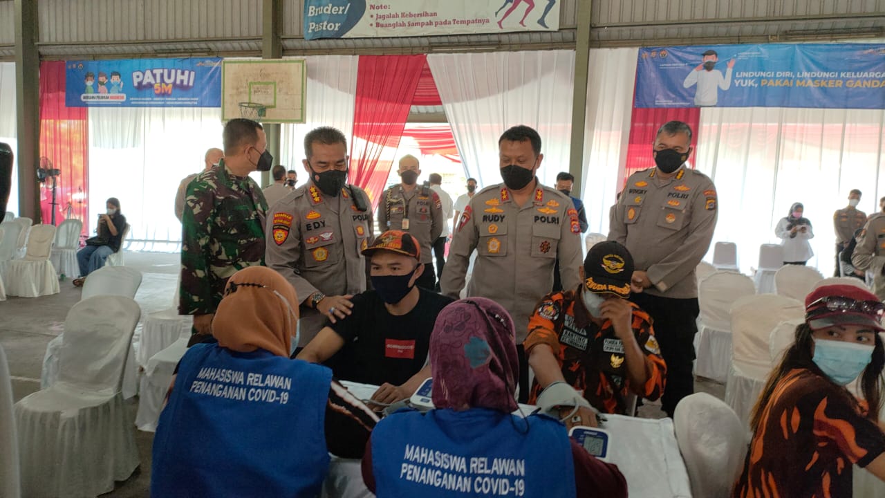 Alumni Akabri 96 tengah mengecek vaksinasi kepada warga DKI Jakarta (Foto / Metro TV)