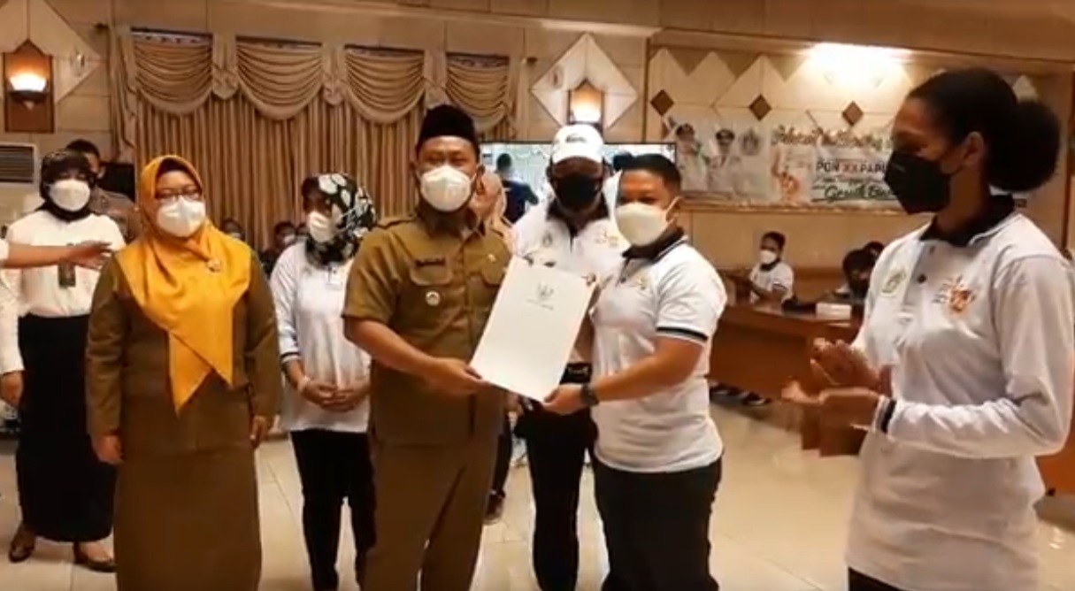  Bupati Gresik, Fandi Akhmad Yani bersama jajaran Forkopimda melepas atlet yang bergabung dengan kontingen PON Jatim. (metrotv)