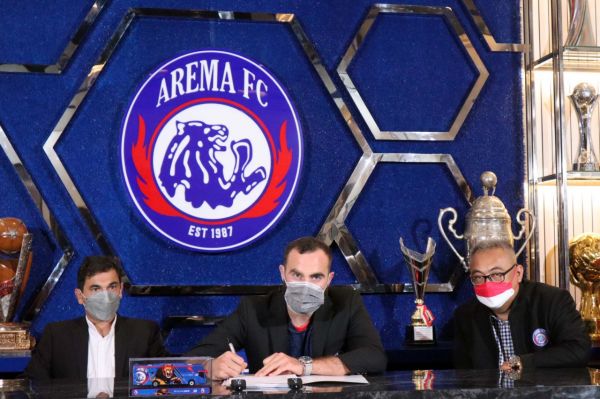 Jeblok, Pelatih Arema Terancam Dipecat!