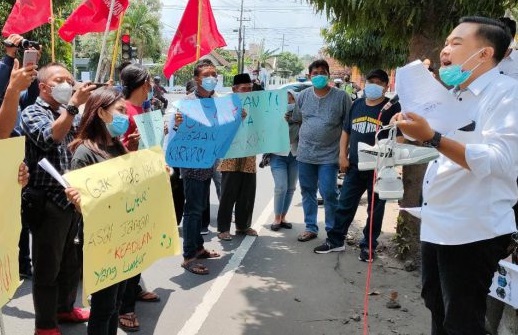 Aktivis anti korupsi Komite Rakyat Pemberantas Korupsi (KRPK) dan Front Mahasiswa Revolusionar (FMR) menggelar orasi dan meminta Kejari Blitar untuk mengusut dugaan korupsi dana hibah KONI Kota Blitar (Foto / Metro TV)