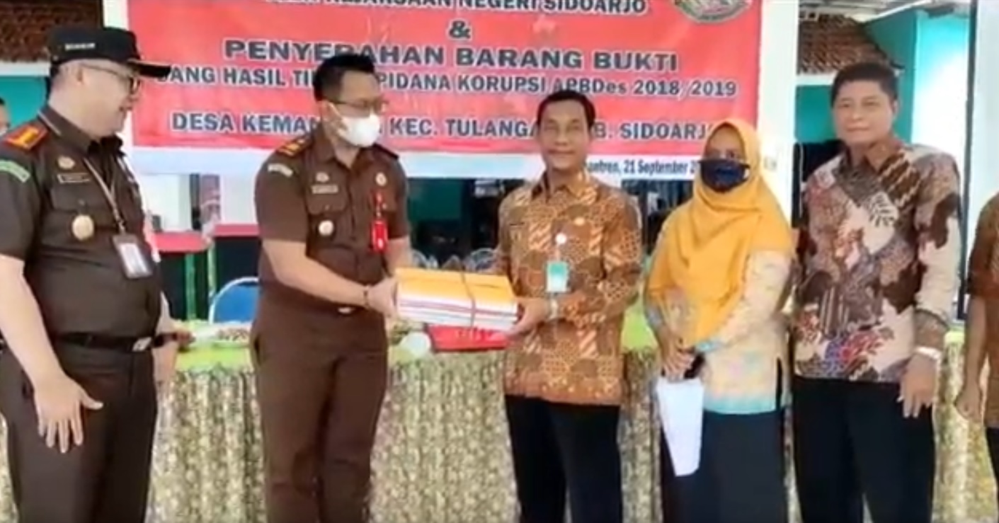 Kejari Sidoarjo Kembalikan Uang APBDes yang Dikorupsi Kades