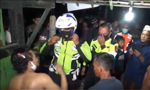 Sigit Putra Samudra diamankan petugas dari amukan warga. (metrotv)