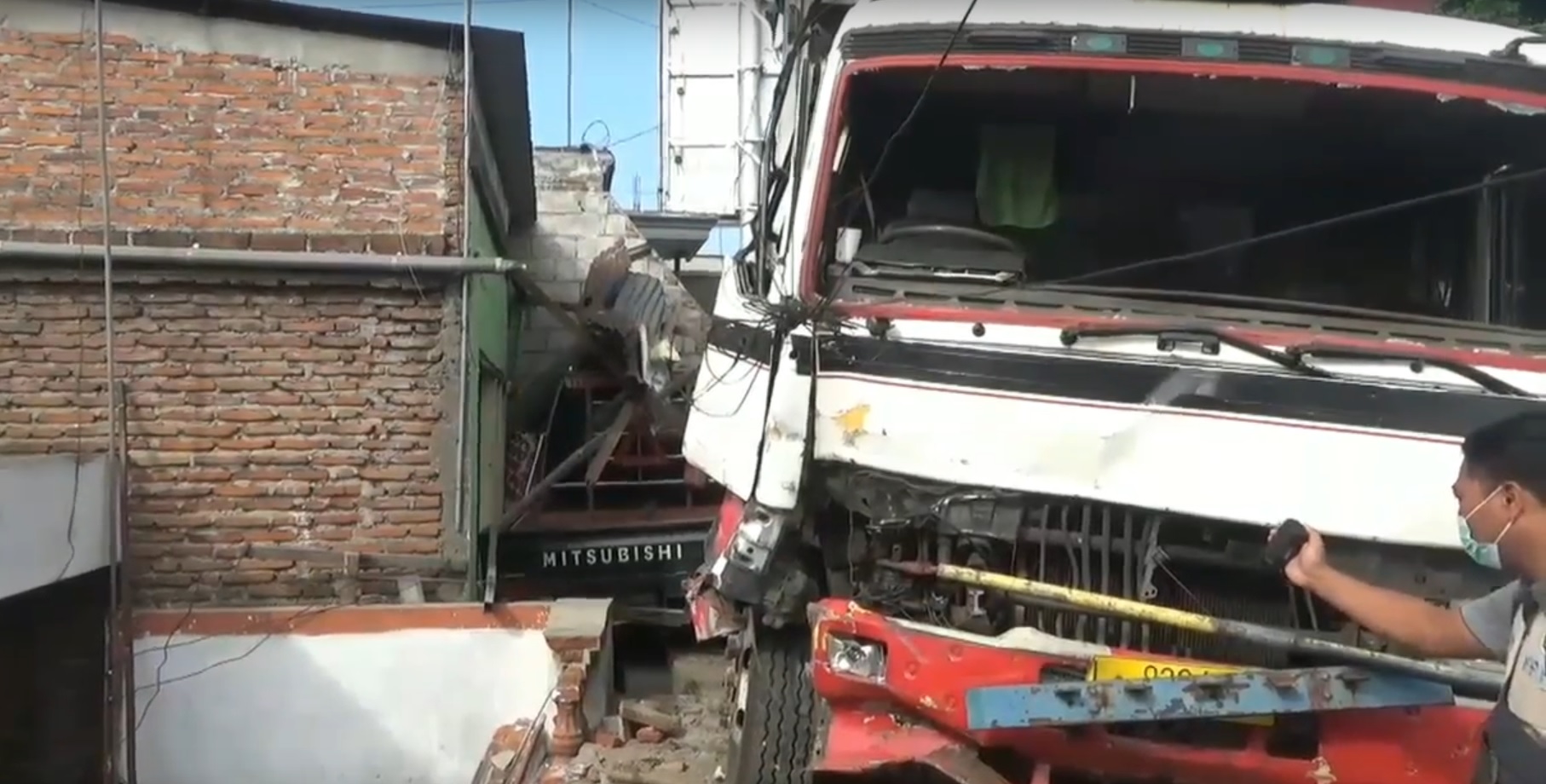 Ngeblong! Truk Fuso Hantam 3 Kendaraan dan Rumah di Jombang