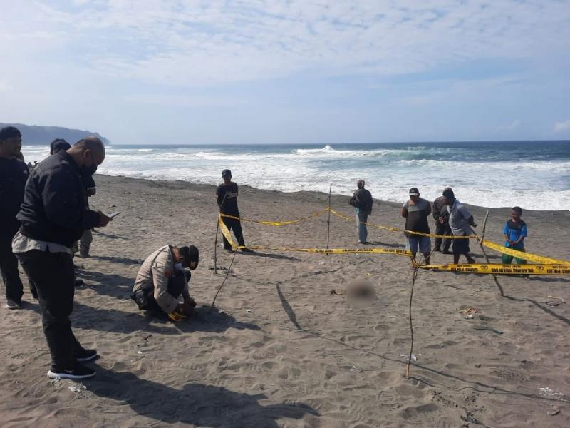 Lokasi penemuan mayat duduk bersila di Pantai  Parangkusumo, Bantul. (ist)