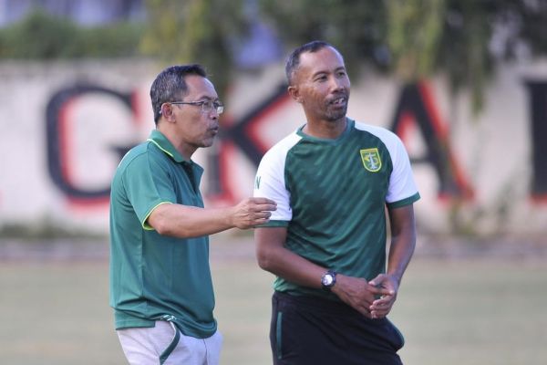 Pelatih Persebaya Aji Santoso bersama asistennya Uston Nawawi. (ft/clicks)