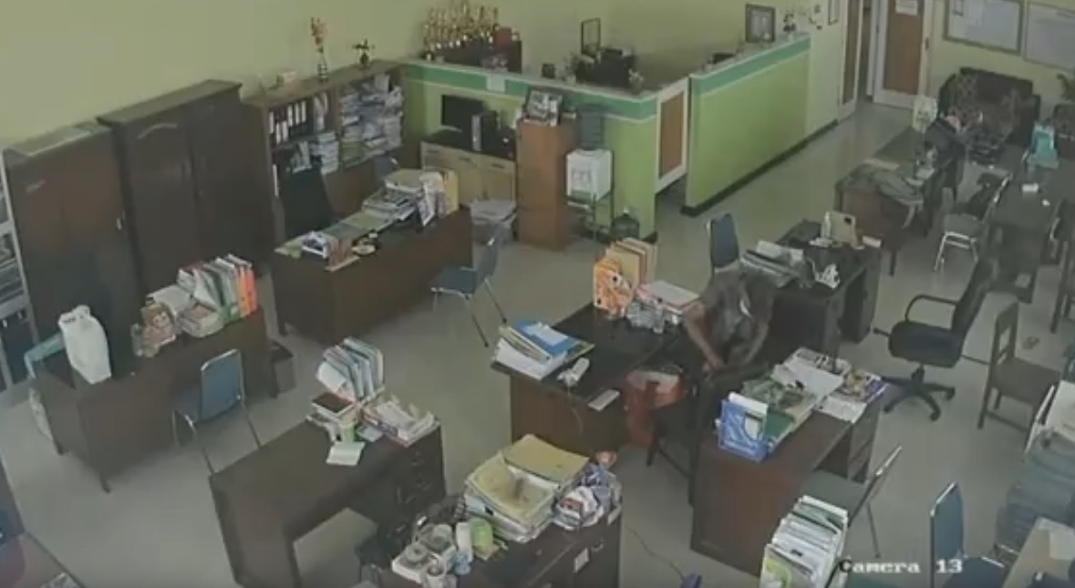 Aksi pencuri terekam kamera CCTV di Kantor Dinas Koperasi Tuban. (metrotv)