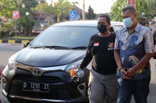 Petugas Satuan Reskrim Polres Madiun Kota, Jawa Timur menggiring seorang laki-laki warga Kabupaten Madiun yang mengaku sebagai anggota polisi di Mapolres setempat, Kamis (23/9/202). Modus penipuan tersangka telah merugikan korban hingga Rp68 juta ( ANTARA