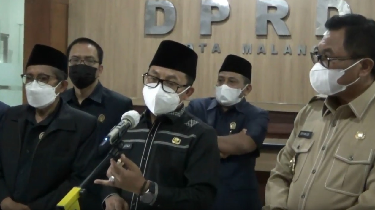 Wali Kota Malang Sutiaji saat memberikan keterangan terkait heboh gowes terebos barikade Pantai Kondang Merak. (metrotv)