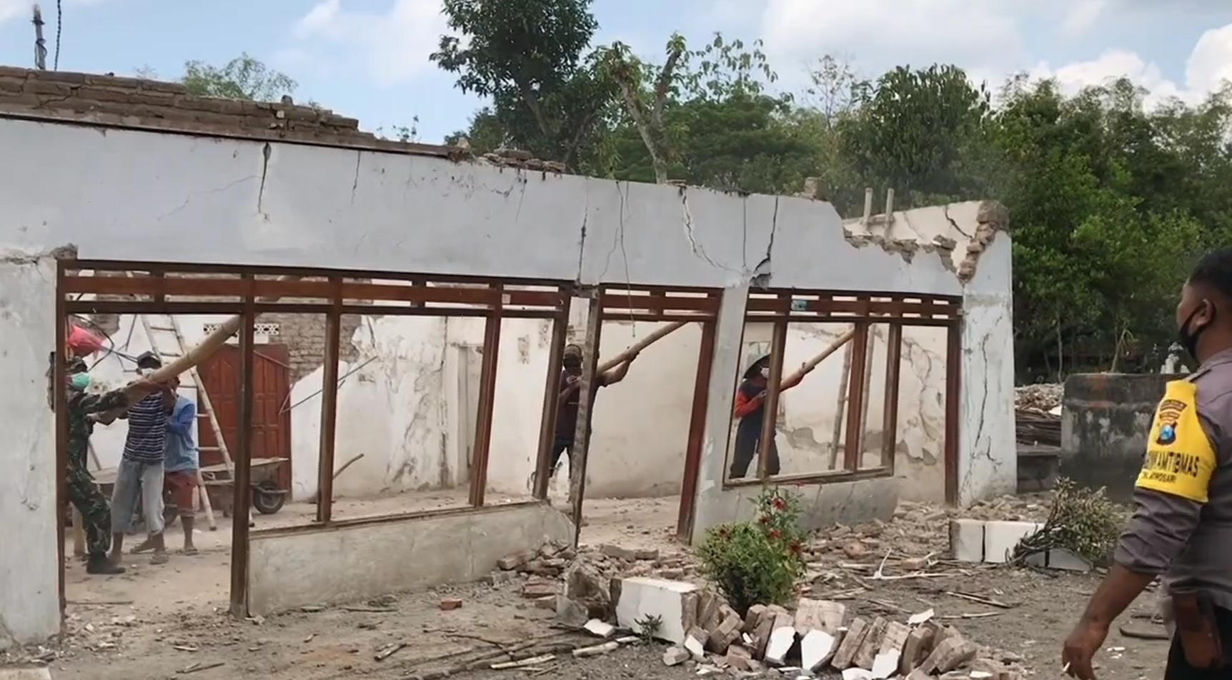 Rumah di Ponorogo Mendadak Ambruk, Timpa 3 Penghuni