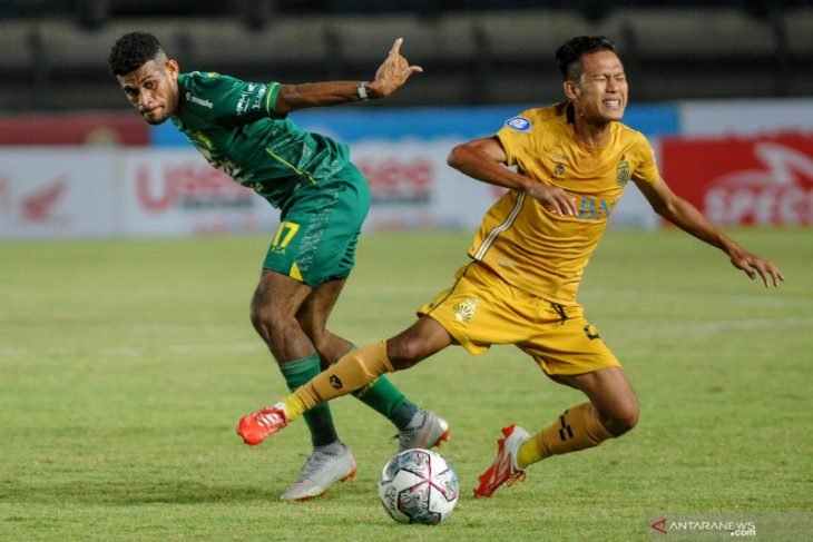 Tendangan Bebas Maut Bhayangkara Hantam Persebaya