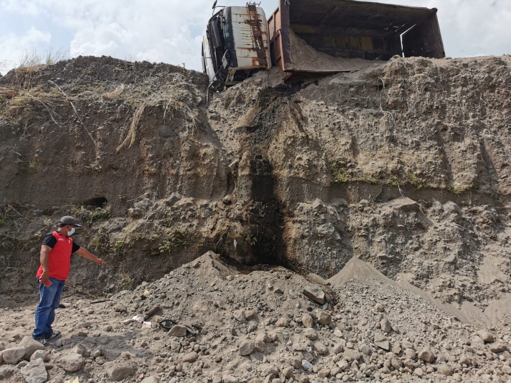 Truk Terguling, Sopir Tewas Tertimbun Pasir