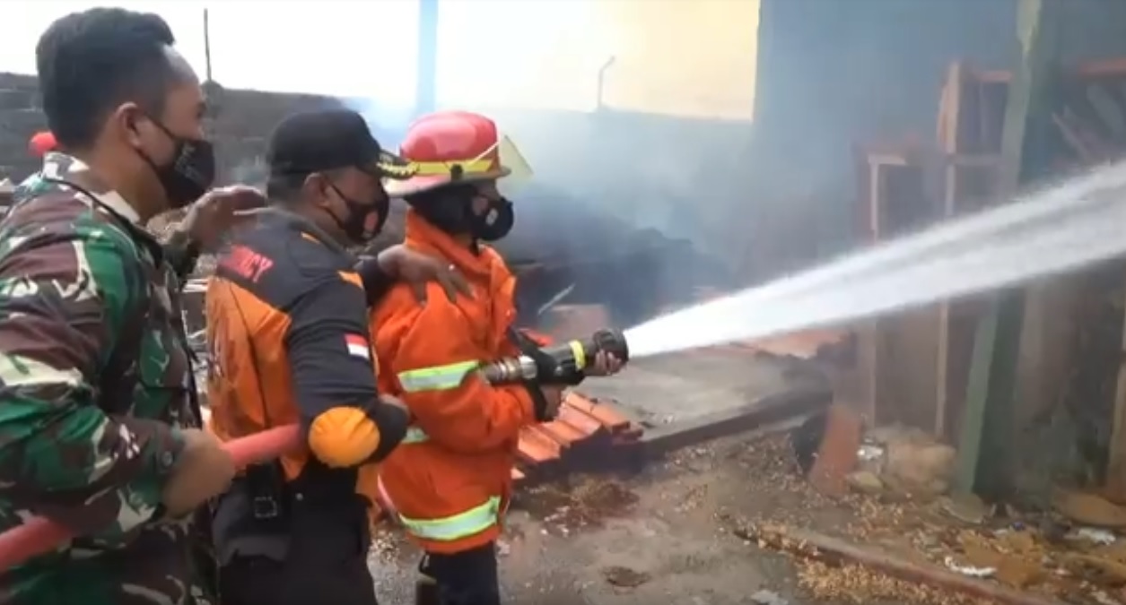 Petugas pemadam kebakaran berjibaku melawan api yang melahap gudang mebel di Nganjuk. (metrotv)
