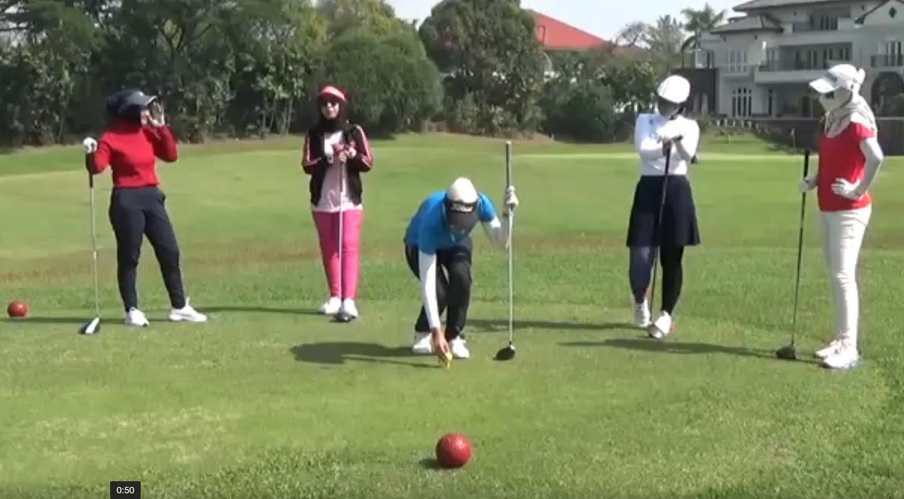 Anggota Let’s Golf Community sedang asyik bermain golf. (metrotv)