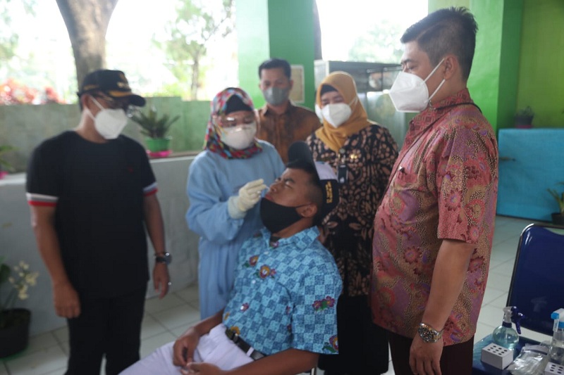Pelaksanaan swab reguler di lingkungan sekolah di Kota Malang, Jawa Timur/Humas Pemkot Malang.