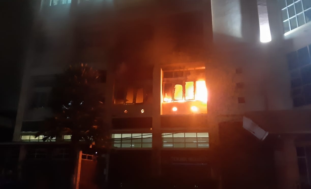 Gedung Fakultas Teknik UB terbakar Minggu malam (Foto / Metro TV)