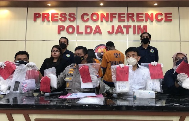 Kabid Humas Polda Jatim Gatot Repli Handoko menunjukkan barang bukti sabu yang diamankan dari pasangan kekasih RA dan ICK (Foto / Metro TV)