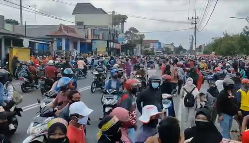 Aksi bagi-bagi telur disambut antusias warga Blitar (Foto / Metro TV)