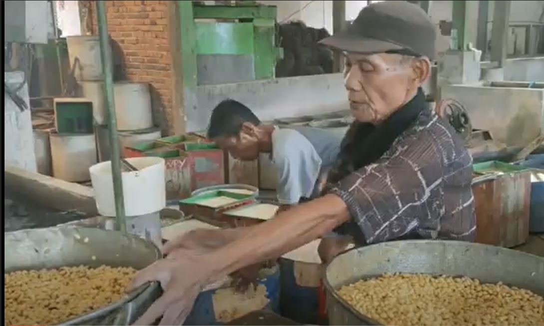 Kedelai Mahal, Perajin Tahu Gresik Pakai Bahan Bakar Popok Bayi