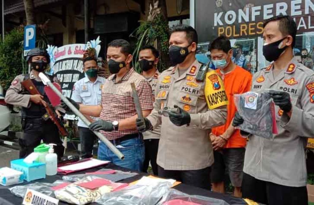 Kapolresta Malang Kota AKBP Budi Hermanto menunjukkan barang bukti martil yang digunakan tersangka untuk membunuh istrinya (Foto / Metro TV)