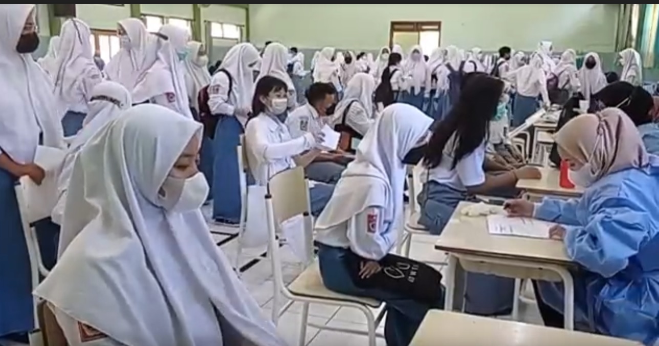 Ribuan siswa di Sidoarjo mendapatkan suntikan vaksin Sinovac. (metrotv)