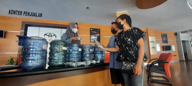  Salah satu karyawan Toyota Cokroaminoto, saat menghitung recehan customer yang membeli mobil, di Kota Makassar, Sulawesi Selatan, Selasa, 28 September 2021. Salah satu karyawan Toyota Cokroaminoto, saat menghitung recehan customer yang membeli mobil, di 