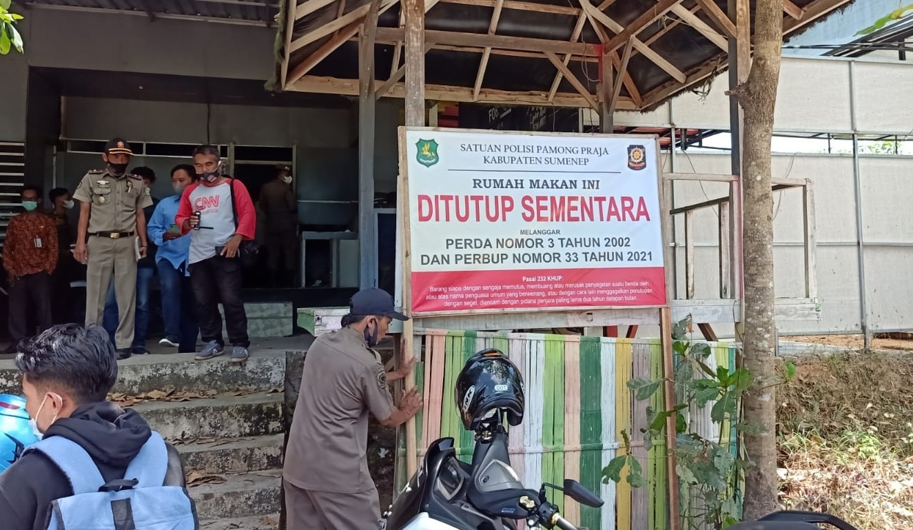 kafe ‘Apoeng Kheta’, di Jalan Raya Saronggi dititup setelah ditemukan sabu dalam room (Foto / Metro TV)