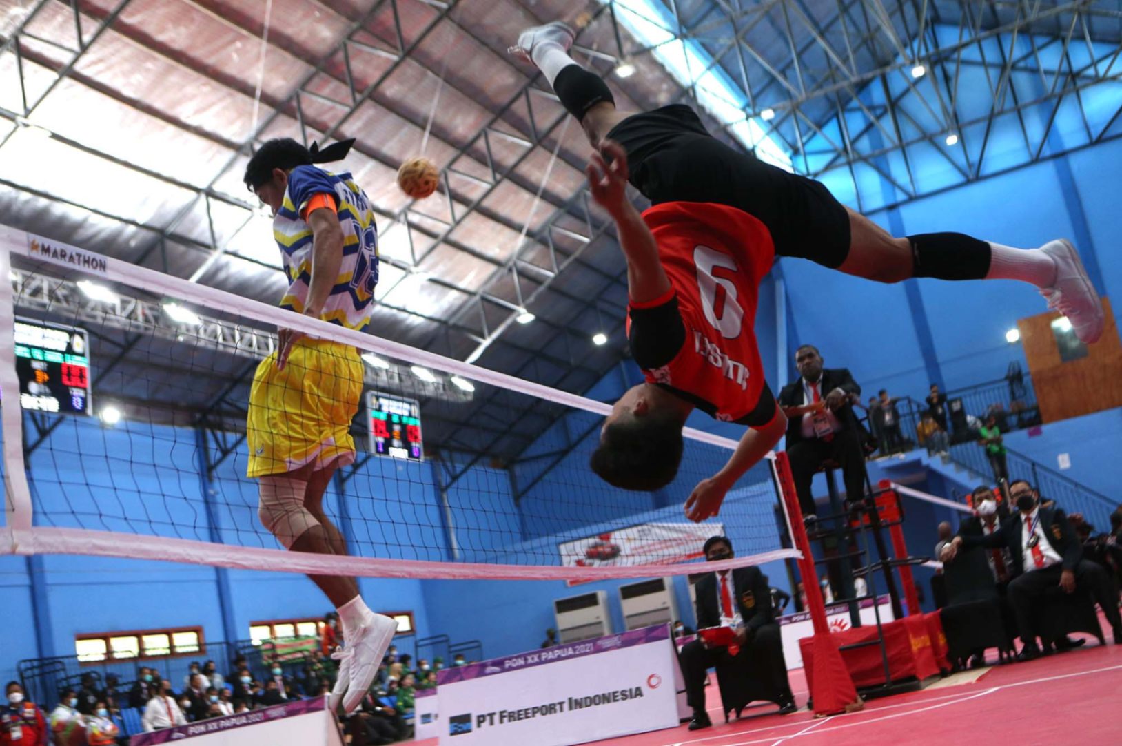 Duel final sepak takraw putra double antara Sulawesi Selatan melawan Jawa Timur di GOR Trikora UNCEN Jayapura. Rabu, (29/09/2021). (Foto PB PON) 