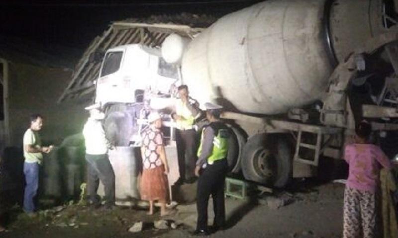 Truk Molen Tabrak Pengendara Motor dan Musala di Jember, 1 Korban Tewas