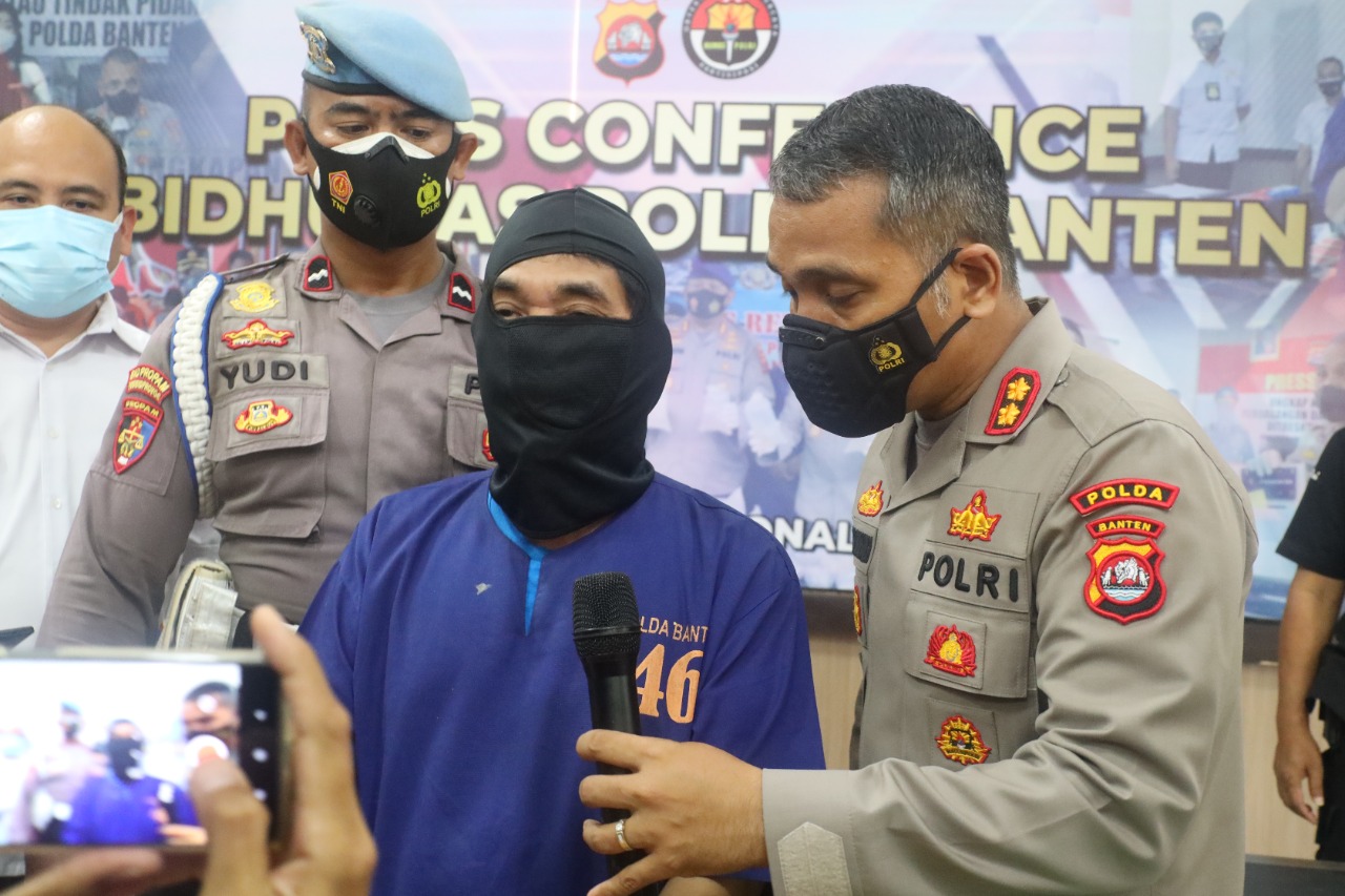 Kabid Humas Polda Banten AKBP Shinto Silitonga saat meminta tersangka RMT terkait modus mafia tanah yang dilakukan (Foto / Hum)
