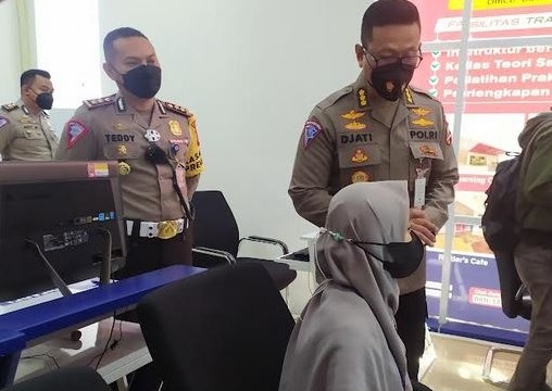 Kasubdit SIM Dit Regident Korlantas Polri Kombes Pol Tri Julianto Djati Utomo dalam kunjungannya ke Satpas Colombo Surabaya (Foto / Metro TV)