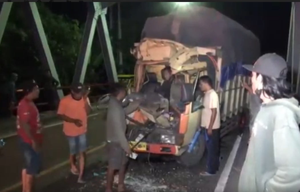 Truk Hantam Truk di Ngawi, Kenek Terjepit!