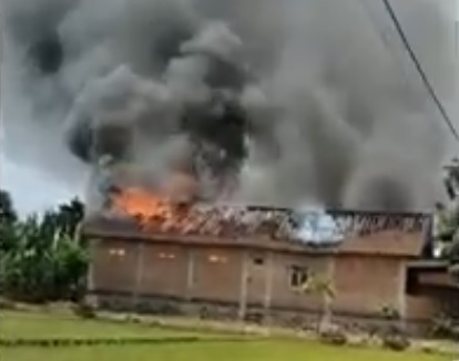 Kepulan asap membumbung di sebuah rumah dan gudang rias pengantin yang terbakar.  (metrotv)