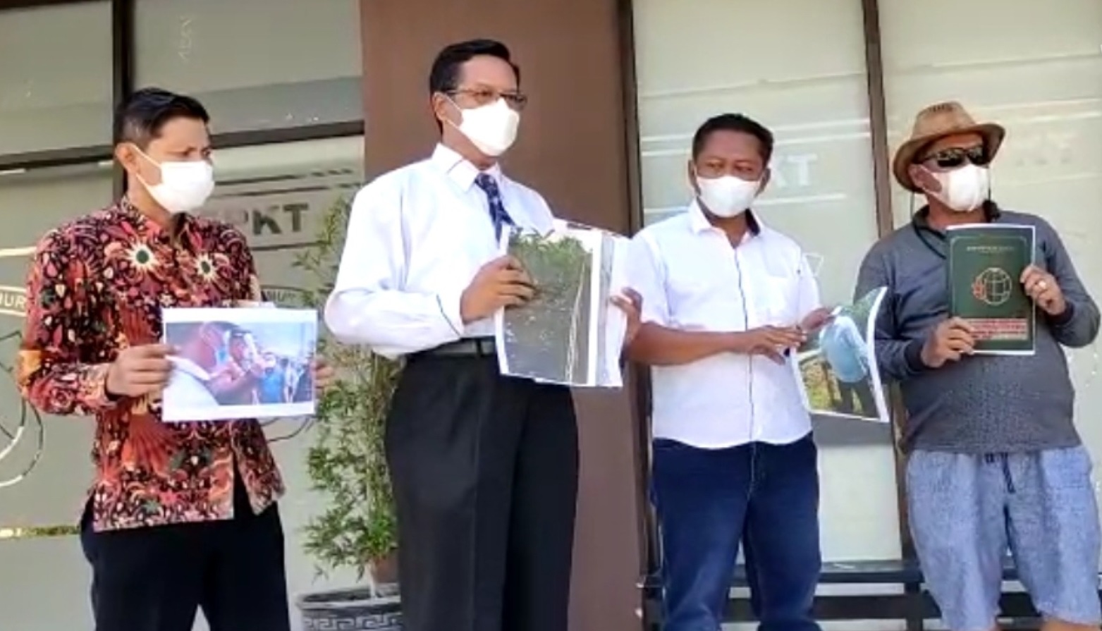 Masbuhin kuasa hukum pemilik tanah hak garap Nurmahmudi melaporkan beberapa orang pegawai BBWS Brantas Jatim, Satpol PP dan Jaksa Kejari Surabaya ke Mapolresta Sidoarjo (Foto / Metro TV)