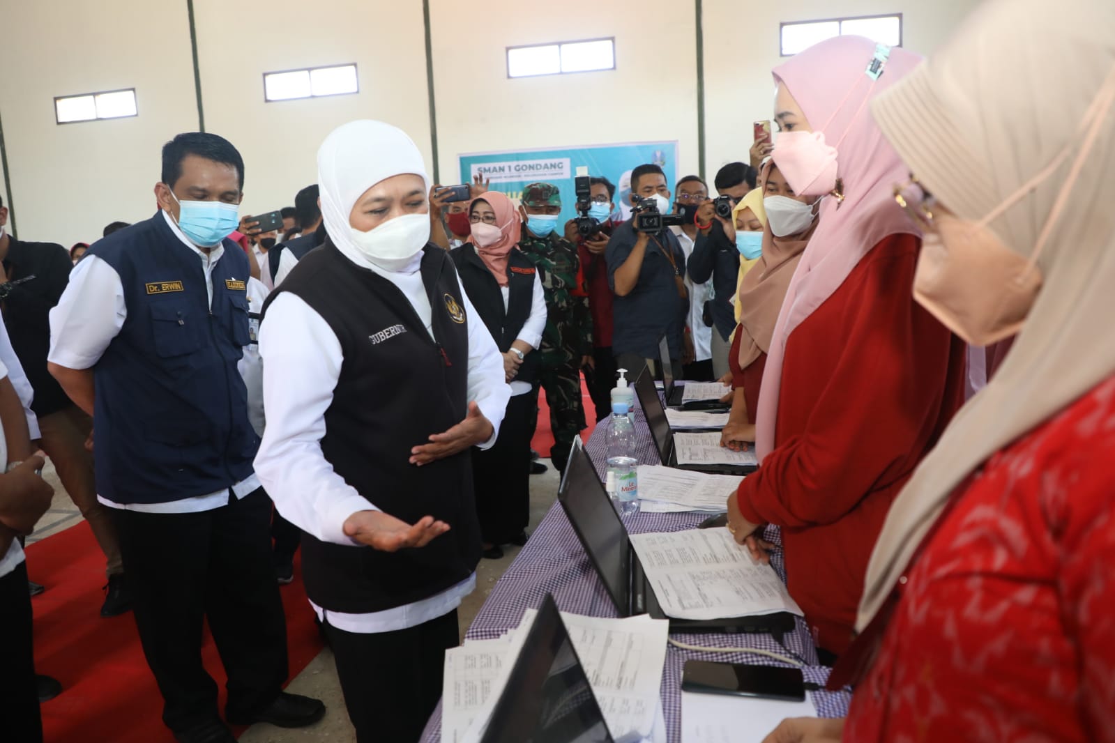 Gubernur Jatim, Khofifah Indar Parawansa  meninjau vaksinasi pelajar di Nganjuk (Foto / Metro TV)