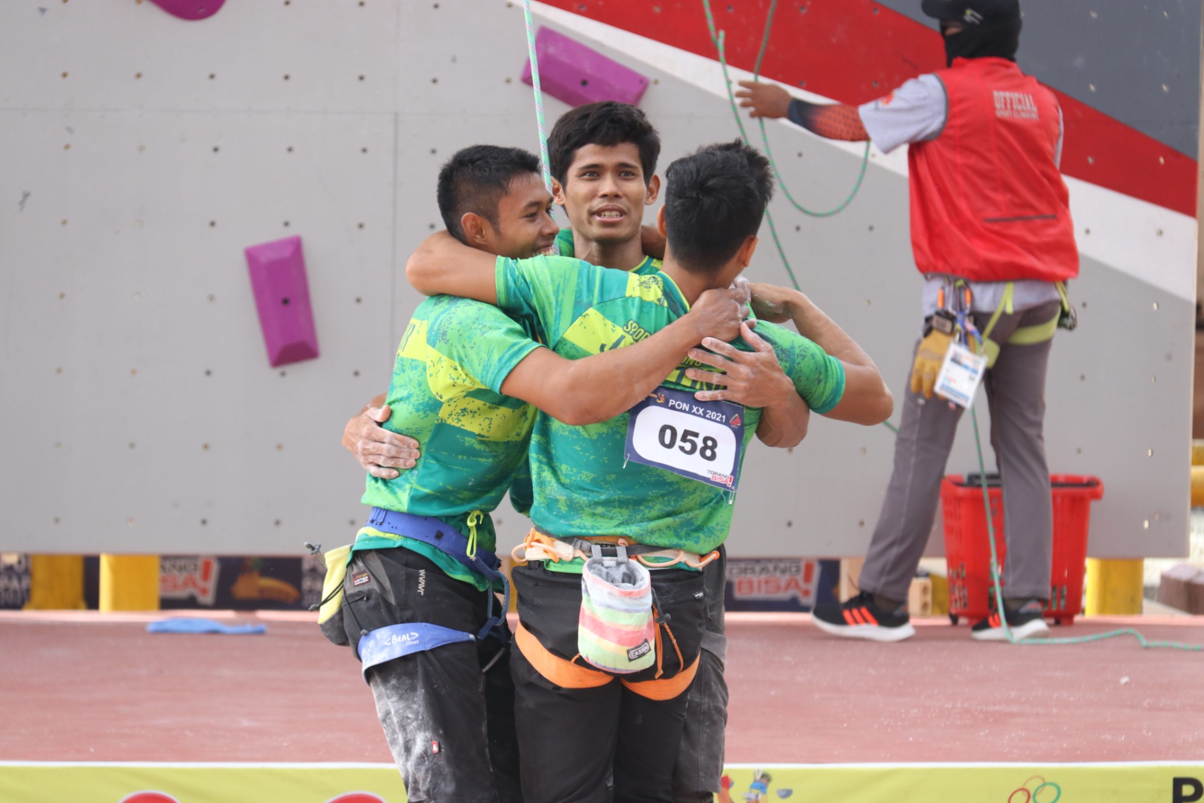 Trio panjat tebing Jatim usai merebut medali emas. (pbpon)