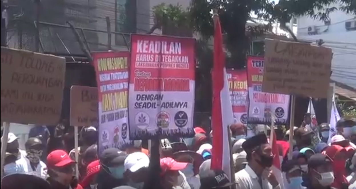 Aksi massa di depan Kantor Pemkab Kediri menuntut pengembalian lahan yang dikuasasi PTPN XII